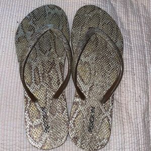 💙❤️💙 NWOT Gold sparkle flip flops 💙💙💙